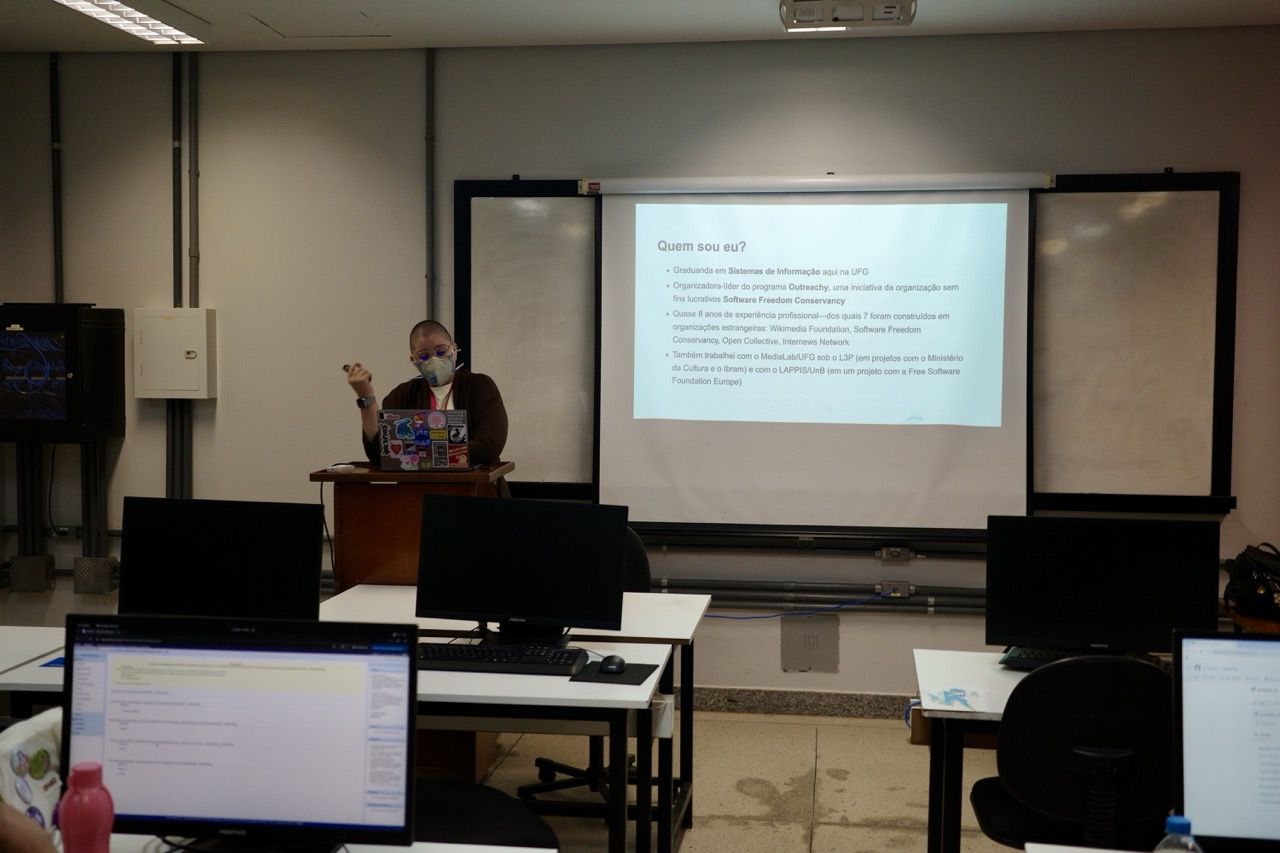 In front of a classroom, I talk about myself: what I do, what I've done, and why I love free software.
